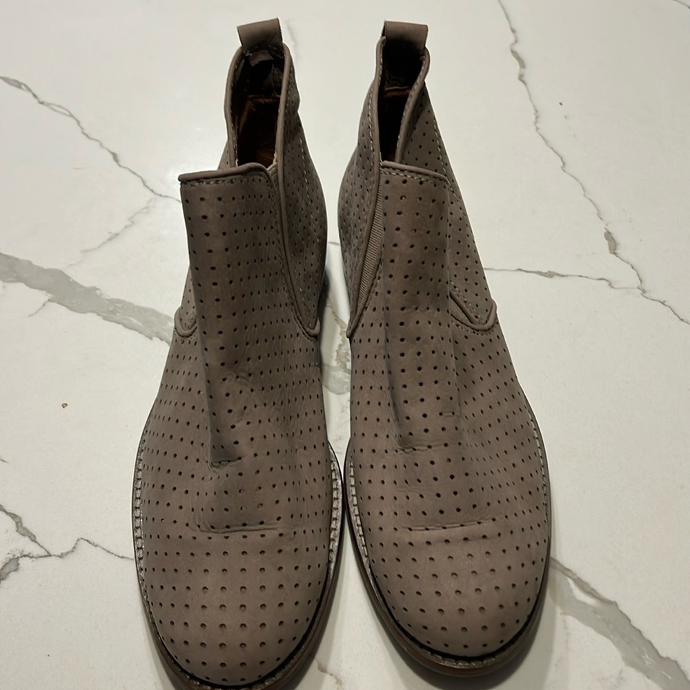 LL Bean W’s Westport Perforated Ankle Boots Nubuck Taupe 8 1/2 M